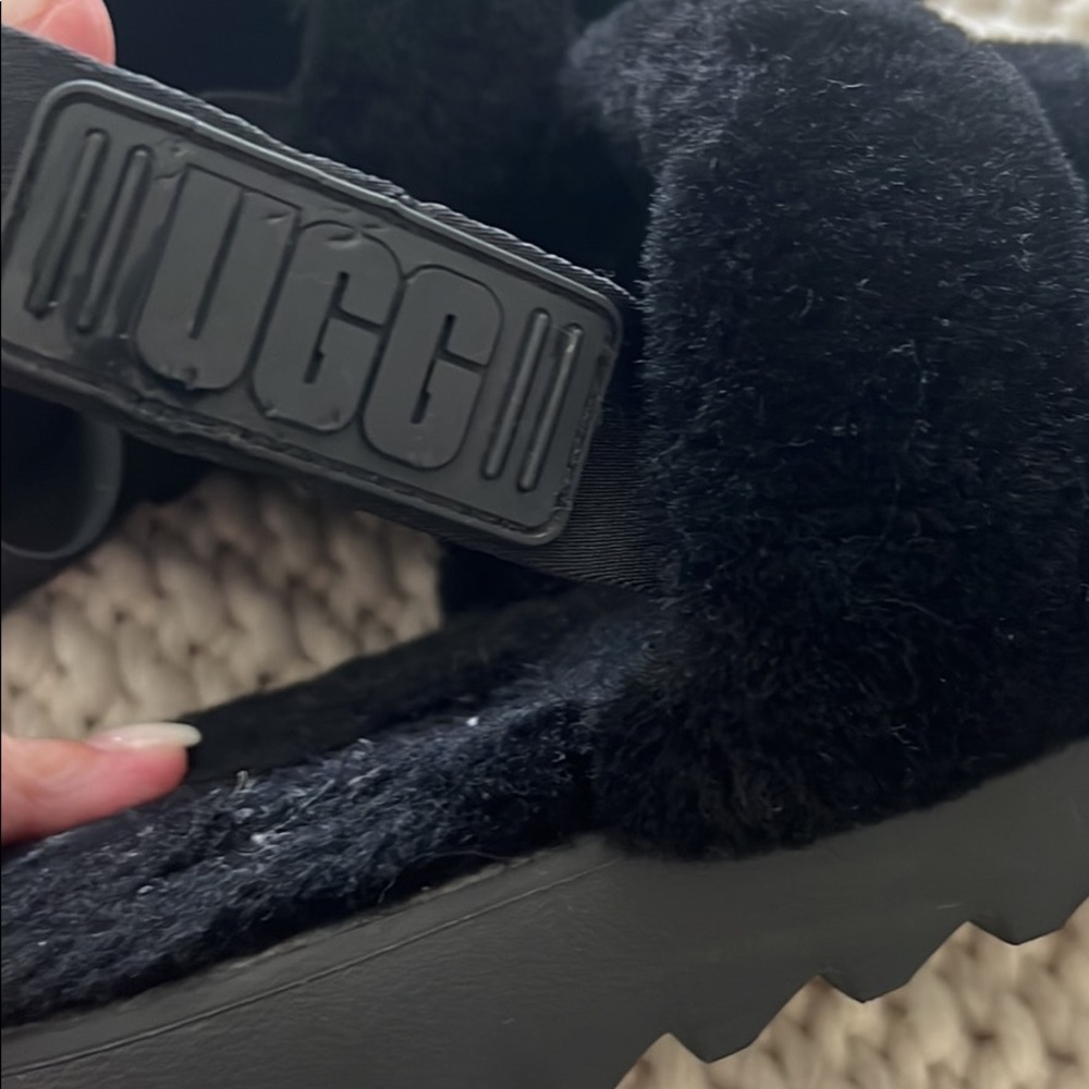 UGG BLACK SLIPPERS SZ7